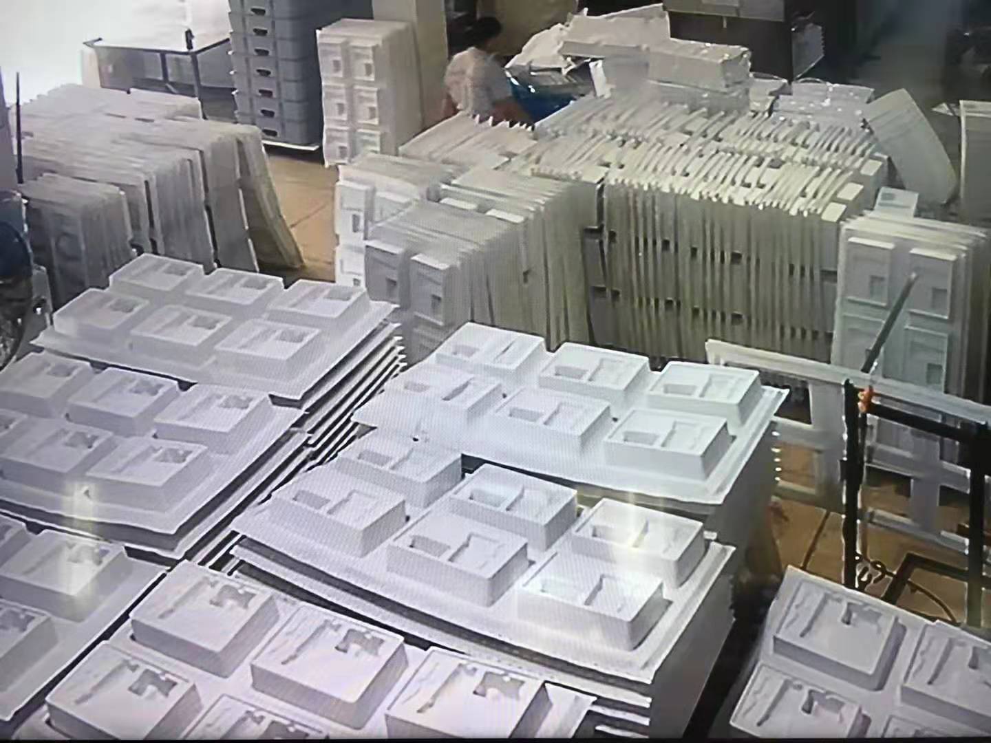 薄片吸塑托盤已經(jīng)堆滿車間一角啦！